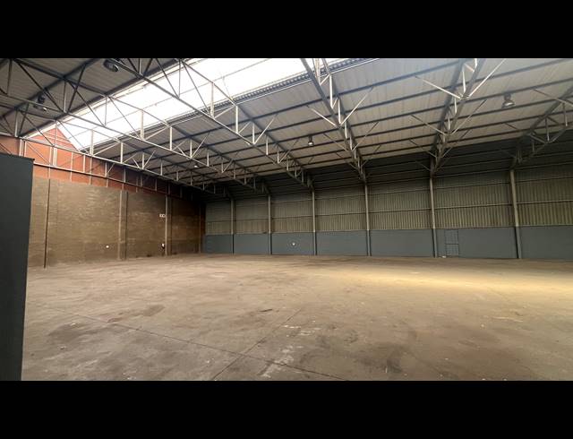 1,092M² WAREHOUSE TO LET IN SPARTAN